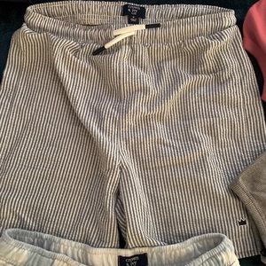 Crown & Ivy size S boys